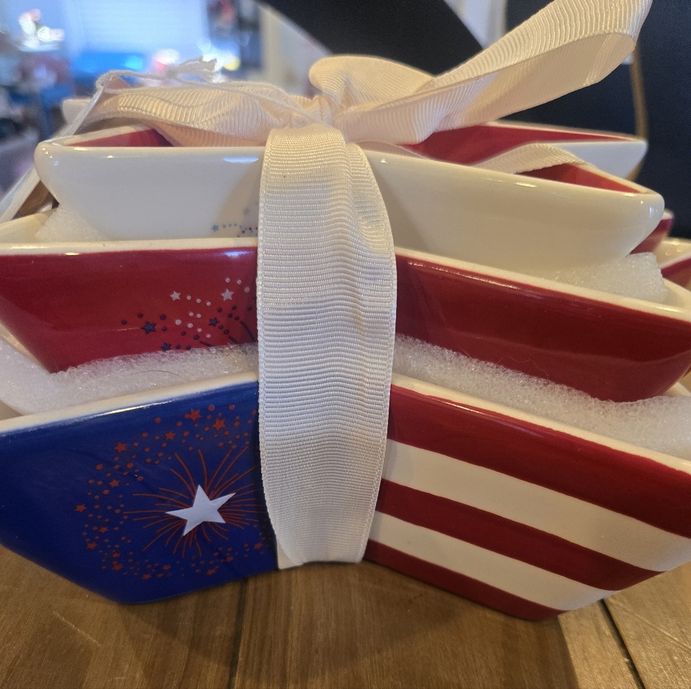 Red, White, and Blue Star-Shaped Patriotic Ceramics Holiday Bowls - New - Picture 3 of 5